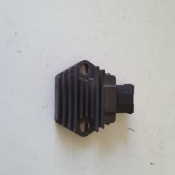 REGOLATORE DI TENSIONE  PIAGGIO X9 250 2000 2001 01